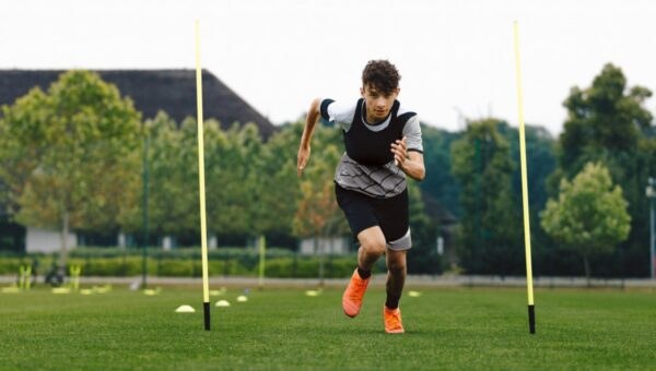 Chlapec, futbalista. Zdroj: iStock.com / matimix